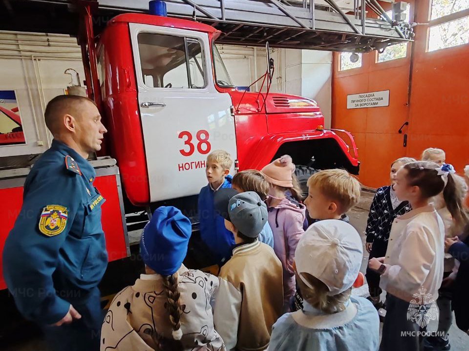 Первоклассники АНОО «Ломоносовский лицей» побывали в ПСЧ №38 Ногинска